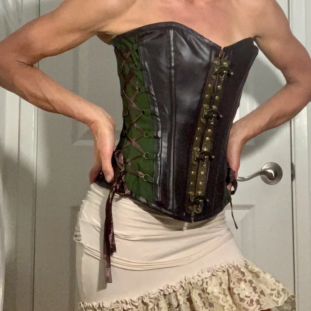 Elegant Black and Green Corset - Picture 6 of 8